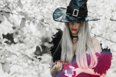 Ormandaki Cadılar Bayramı Cadısı. Modern cadılar gibi giyinmiş güzel bir kadın. Cadılar Bayramı zamanı. Cadılar Bayramı Konsepti TemasıName