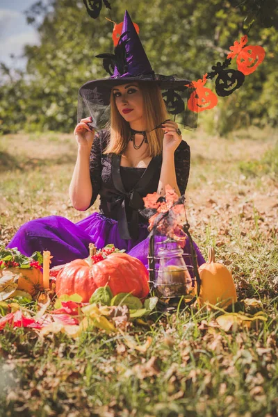 Halloween Čarodějnice Lese Krásná Mladá Žena Moderních Šatech Čarodějnic Halloween — Stock fotografie