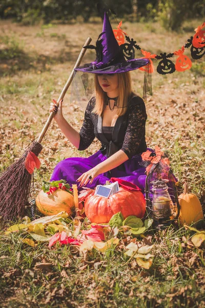 Halloween Čarodějnice Lese Krásná Mladá Žena Moderních Šatech Čarodějnic Halloween — Stock fotografie