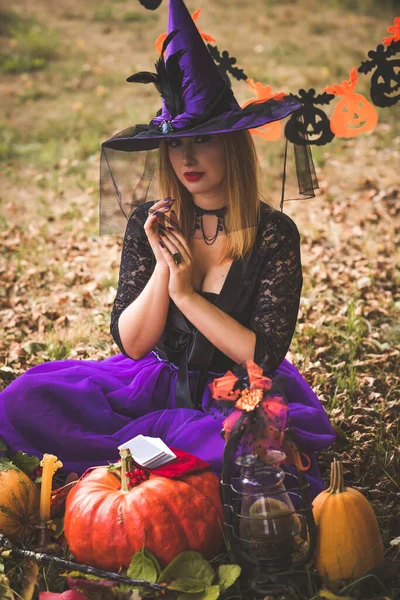 Sorcière Halloween Dans Une Forêt Belle Jeune Femme Robe Moderne — Photo