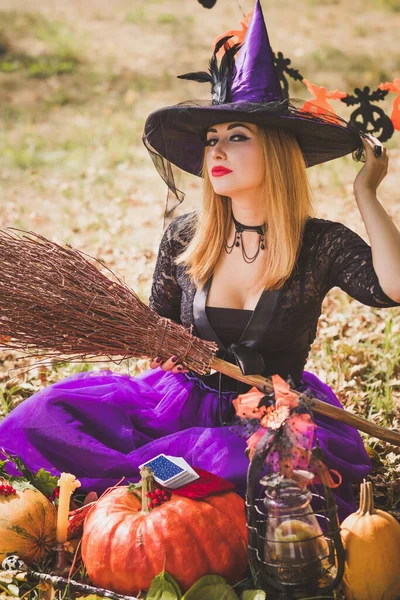 Sorcière Halloween Dans Une Forêt Belle Jeune Femme Robe Moderne — Photo