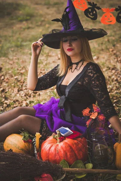 森の中のハロウィン魔女 魔女のモダンなドレスの美しい若い女性 ハロウィーンの時間だ ハロウィンコンセプトのテーマ — ストック写真