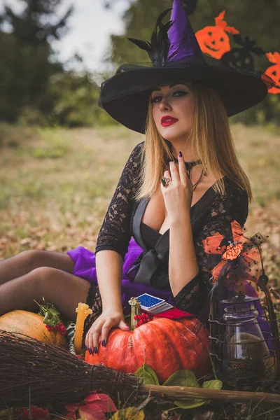 Sorcière Halloween Dans Une Forêt Belle Jeune Femme Robe Moderne — Photo