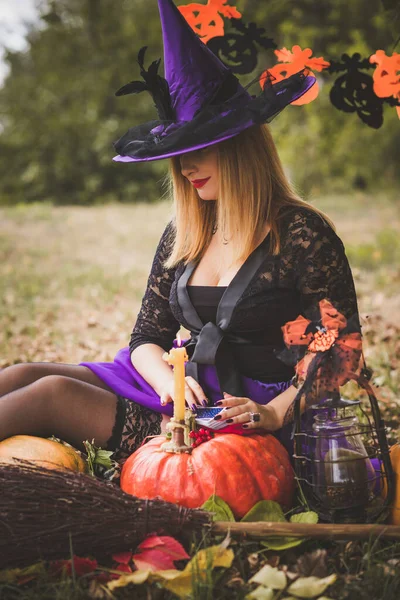 Halloween Čarodějnice Lese Krásná Mladá Žena Moderních Šatech Čarodějnic Halloween — Stock fotografie