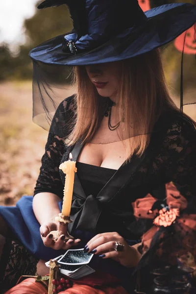 Halloween Čarodějnice Lese Krásná Mladá Žena Moderních Šatech Čarodějnic Halloween — Stock fotografie