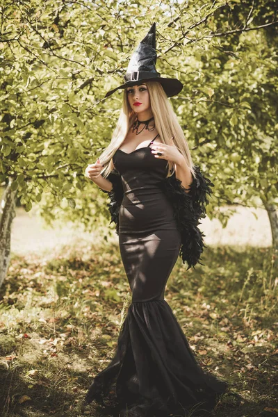 Ведьма Хэллоуина Лесу Красивая Молодая Женщина Современной Одежде Ведьм Время — стоковое фото