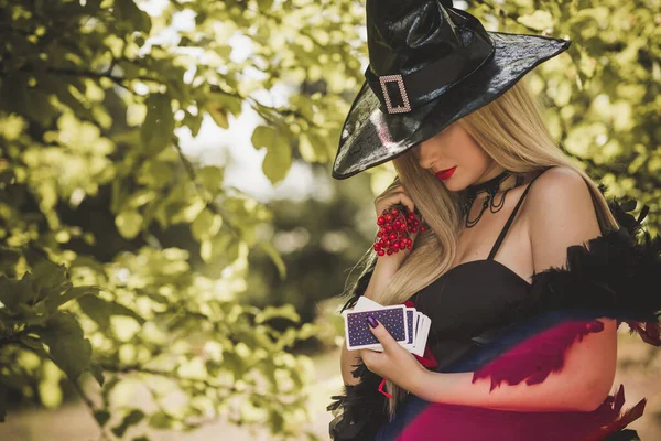 森の中のハロウィン魔女 魔女のモダンなドレスの美しい若い女性 ハロウィーンの時間だ ハロウィンコンセプトのテーマ — ストック写真