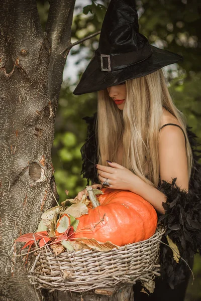 Strega Halloween Una Foresta Bella Giovane Donna Abito Moderno Streghe — Foto Stock