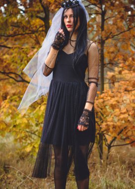 Karanlık bir ormanda cadılar bayramı cadısı. Modern cadılar gibi giyinmiş güzel bir kadın. Cadılar Bayramı sanat tasarımı. Cadılar Bayramı Konsepti için karanlık tema