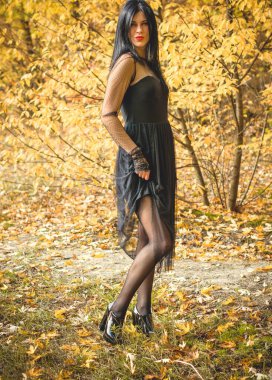 Karanlık bir ormanda cadılar bayramı cadısı. Modern cadılar gibi giyinmiş güzel bir kadın. Cadılar Bayramı sanat tasarımı. Cadılar Bayramı Konsepti için karanlık tema