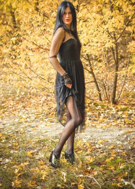 Karanlık bir ormanda cadılar bayramı cadısı. Modern cadılar gibi giyinmiş güzel bir kadın. Cadılar Bayramı sanat tasarımı. Cadılar Bayramı Konsepti için karanlık tema