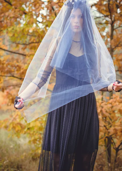 Bruja Halloween Bosque Oscuro Hermosa Mujer Joven Vestido Moderno Brujas — Foto de Stock