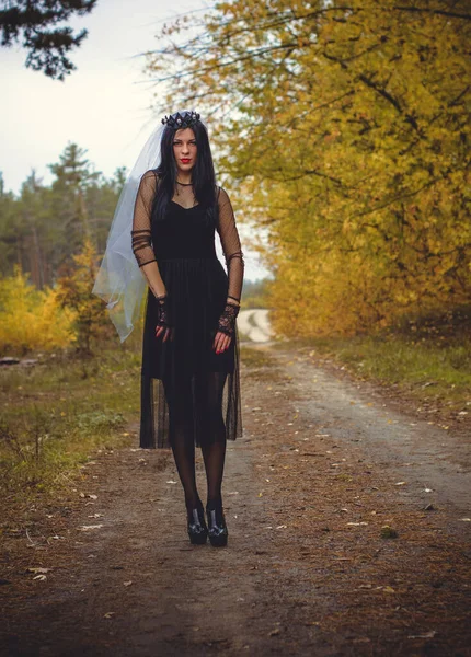 Halloween Hexe Einem Dunklen Wald Schöne Junge Frau Modernem Hexenkleid — Stockfoto