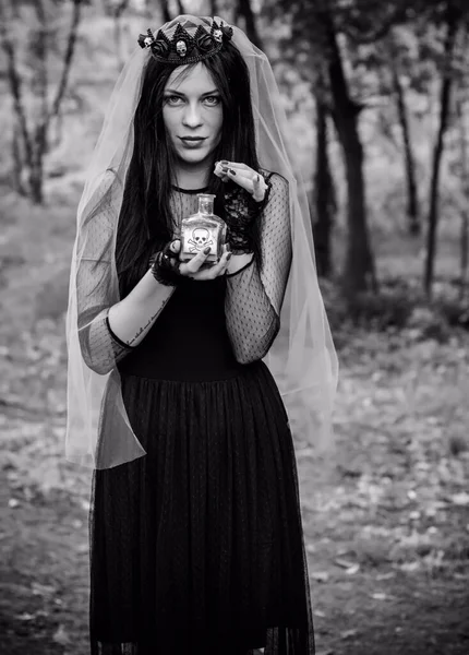 Halloween Hexe Einem Dunklen Wald Schöne Junge Frau Modernem Hexenkleid — Stockfoto