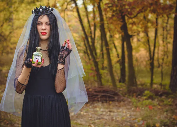 Czarownica Halloween Ciemnym Lesie Piękna Młoda Kobieta Nowoczesnym Stroju Czarownic — Zdjęcie stockowe