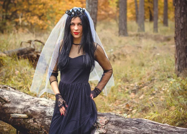 Bruxa Halloween Numa Floresta Escura Mulher Bonita Bruxas Vestido Moderno — Fotografia de Stock