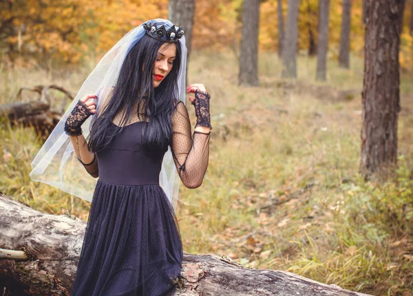 Karanlık Bir Ormanda Cadılar Bayramı Cadısı Modern Cadılar Gibi Giyinmiş — Stok fotoğraf