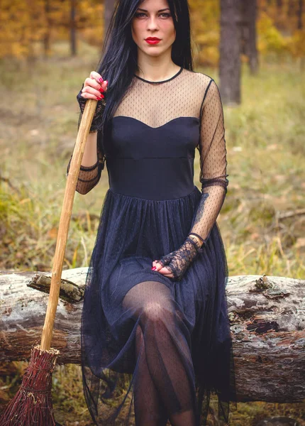 Bruxa Halloween Numa Floresta Escura Mulher Bonita Bruxas Vestido Moderno — Fotografia de Stock