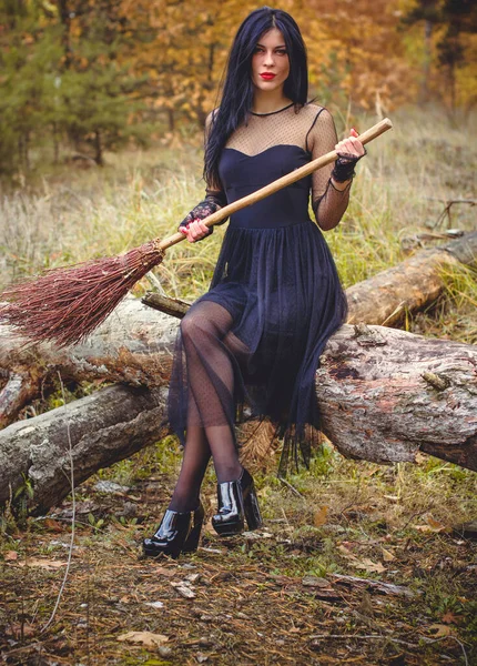 Bruja Halloween Bosque Oscuro Hermosa Mujer Joven Vestido Moderno Brujas — Foto de Stock