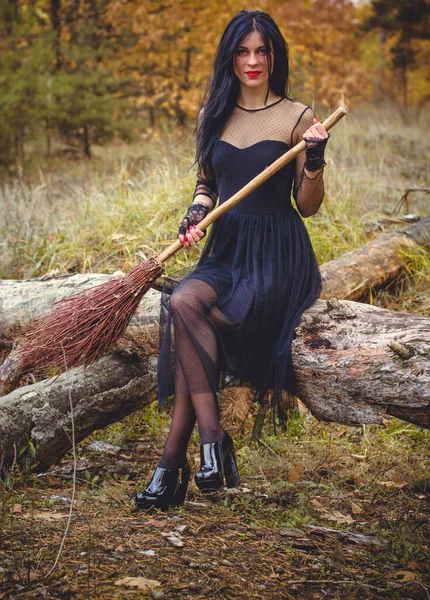 Halloween Hexe Einem Dunklen Wald Schöne Junge Frau Modernem Hexenkleid — Stockfoto