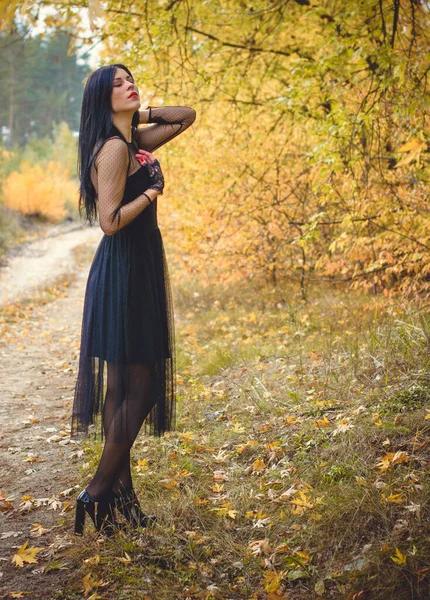 Czarownica Halloween Ciemnym Lesie Piękna Młoda Kobieta Nowoczesnym Stroju Czarownic — Zdjęcie stockowe