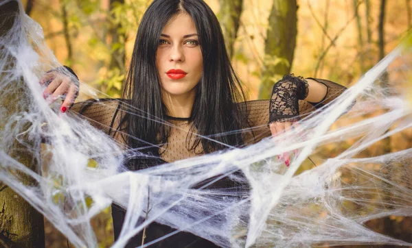 Хэллоуинская Ведьма Темном Лесу Красивая Молодая Женщина Современной Одежде Ведьм — стоковое фото