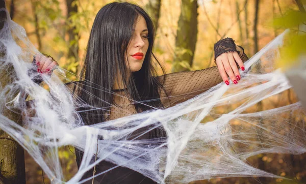 Strega Halloween Una Foresta Buia Bella Giovane Donna Abito Moderno — Foto Stock