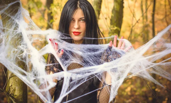 Bruja Halloween Bosque Oscuro Hermosa Mujer Joven Vestido Moderno Brujas —  Fotos de Stock