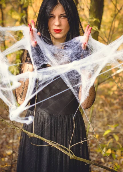 Bruxa Halloween Numa Floresta Escura Mulher Bonita Bruxas Vestido Moderno — Fotografia de Stock