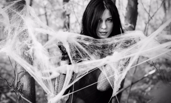 Karanlık Bir Ormanda Cadılar Bayramı Cadısı Modern Cadılar Gibi Giyinmiş — Stok fotoğraf