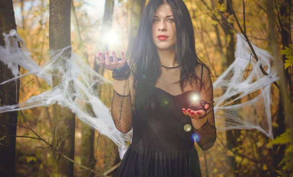 暗い森の中のハロウィーンの魔女 魔女のモダンなドレスの美しい若い女性 ハロウィンアートデザイン ハロウィーンのコンセプトのための暗いテーマ — ストック写真