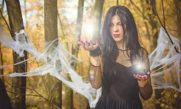 Halloween Čarodějnice Temném Lese Krásná Mladá Žena Moderních Šatech Čarodějnic — Stock fotografie