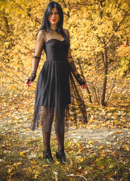 Halloween Hexe Einem Dunklen Wald Schöne Junge Frau Modernem Hexenkleid — Stockfoto