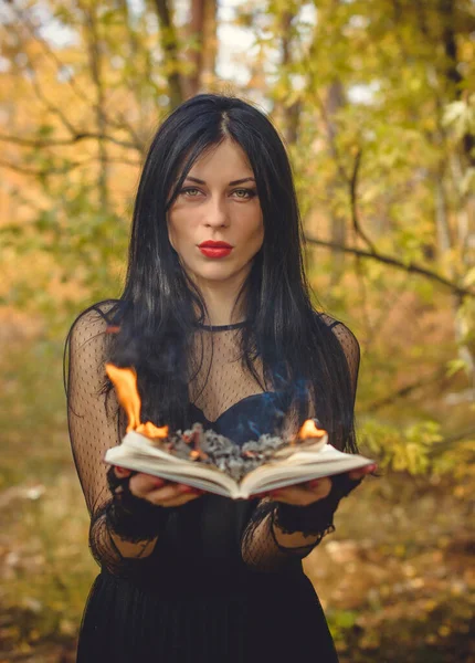 Sorcière Halloween Dans Une Forêt Sombre Belle Jeune Femme Robe — Photo