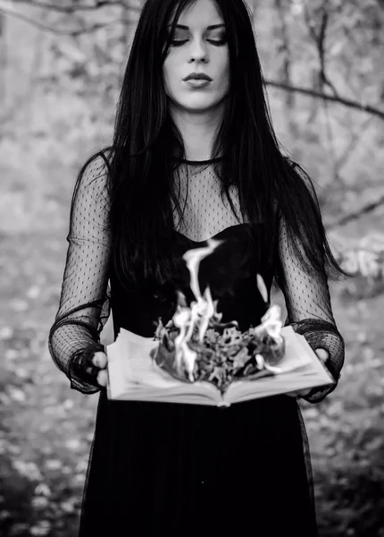 万圣节女巫在黑暗的森林里 漂亮的年轻女子穿着女巫的时髦衣服 万圣节艺术设计 万圣节概念的黑暗主题 — 图库照片