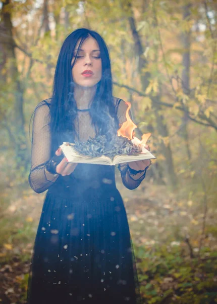 Sorcière Halloween Dans Une Forêt Sombre Belle Jeune Femme Robe — Photo