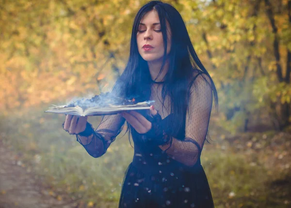 Sorcière Halloween Dans Une Forêt Sombre Belle Jeune Femme Robe — Photo