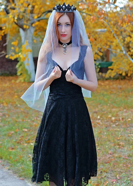 Halloween Hexe Einem Wald Schöne Junge Frau Modernem Hexenkleid Halloween — Stockfoto