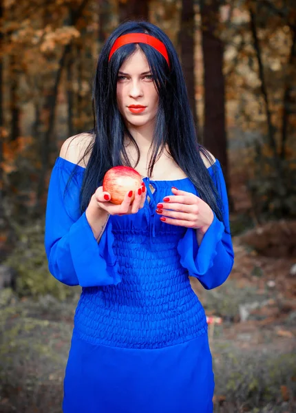 Branca Neve Moderna Vestido Azul Mantém Uma Maçã Floresta Branca — Fotografia de Stock