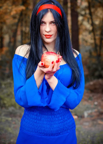 Branca Neve Moderna Vestido Azul Mantém Uma Maçã Floresta Branca — Fotografia de Stock