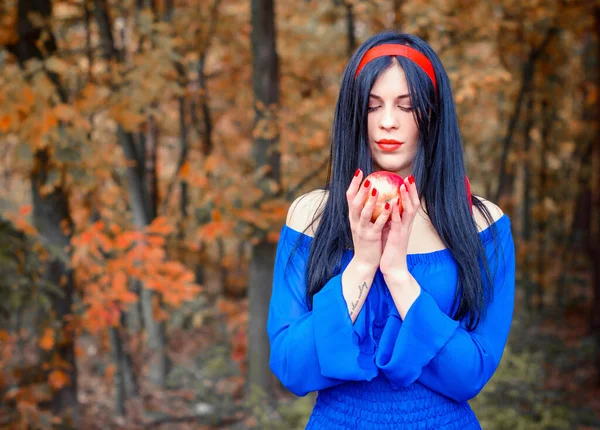 Branca Neve Moderna Vestido Azul Mantém Uma Maçã Floresta Branca — Fotografia de Stock