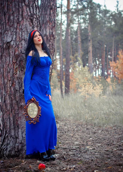 Blancanieves Moderno Vestido Azul Sostiene Una Manzana Bosque Princesa Blancanieves — Foto de Stock