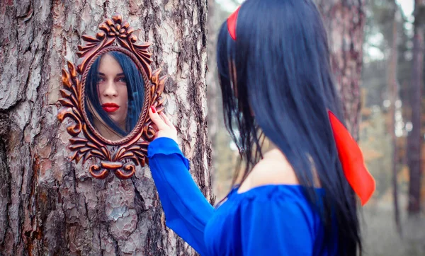 Blancanieves Moderno Vestido Azul Sostiene Una Manzana Bosque Princesa Blancanieves — Foto de Stock