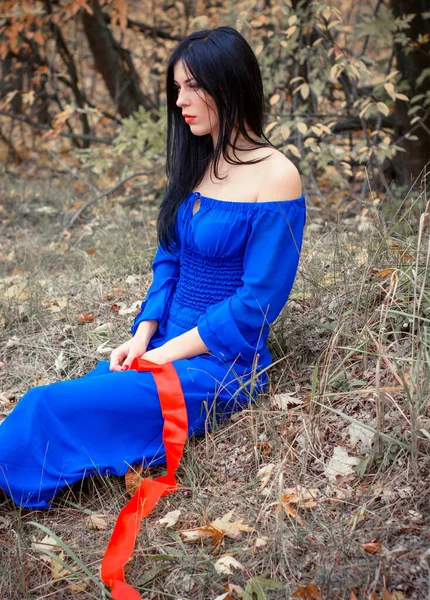 Blancanieves Moderno Vestido Azul Sostiene Una Manzana Bosque Princesa Blancanieves — Foto de Stock