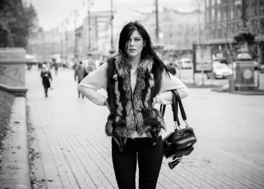 Avrupa sokaklarında bir şehirde alışveriş yapan bir iş kadını. Sabah takım elbiseli bayan şık kıyafetler giyiyor, satış ve alışveriş konsepti, açık havada..