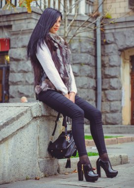 Avrupa sokaklarında bir şehirde alışveriş yapan bir iş kadını. Sabah takım elbiseli bayan şık kıyafetler giyiyor, satış ve alışveriş konsepti, açık havada..