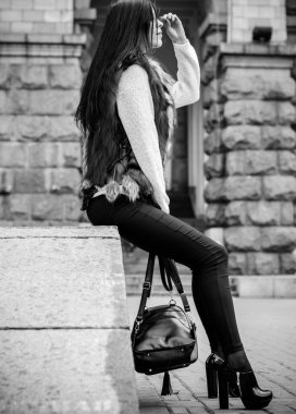 Avrupa sokaklarında bir şehirde alışveriş yapan bir iş kadını. Sabah takım elbiseli bayan şık kıyafetler giyiyor, satış ve alışveriş konsepti, açık havada..