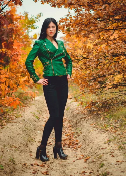 Menina Com Cabelo Preto Vestido Com Uma Jaqueta Couro Verde — Fotografia de Stock