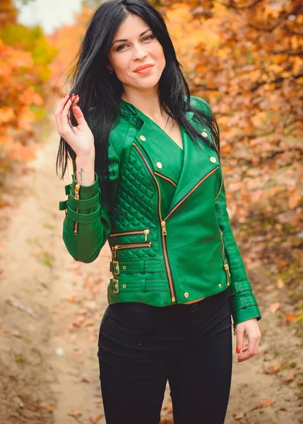 Κορίτσι Μαύρα Μαλλιά Ντυμένο Πράσινο Δερμάτινο Μπουφάν Casual Στυλ Ξεκουράζεται — Φωτογραφία Αρχείου