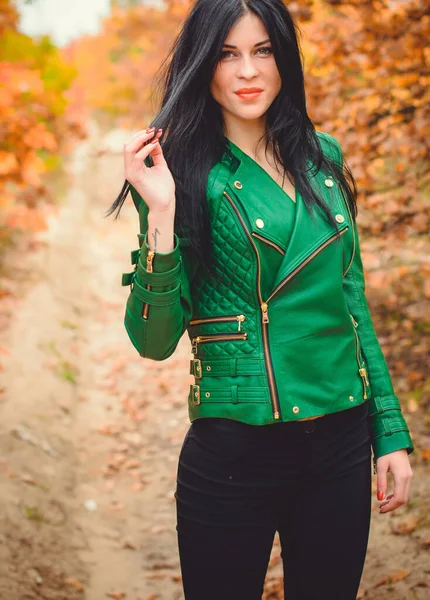 Κορίτσι Μαύρα Μαλλιά Ντυμένο Πράσινο Δερμάτινο Μπουφάν Casual Στυλ Ξεκουράζεται — Φωτογραφία Αρχείου